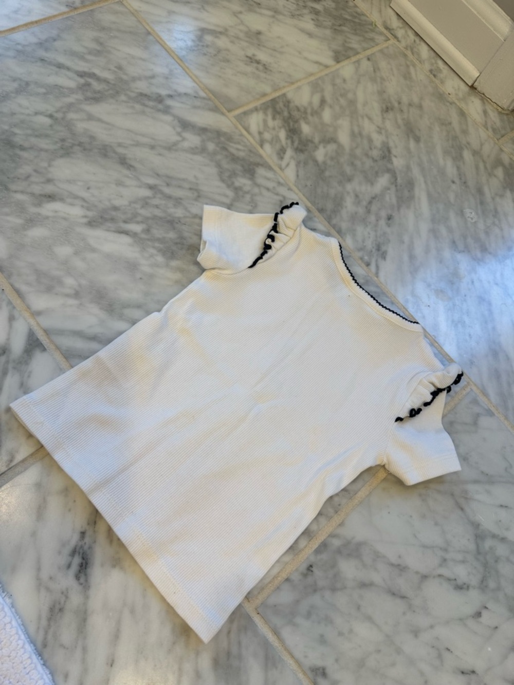H&M White Ribbed Tee with Black Ruffle Trim - Picture 4 of 4